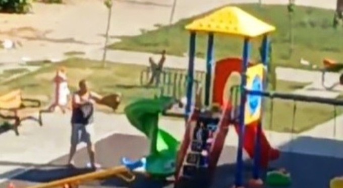 Pes dedirten olay! Etraftan topladığı çöpleri çocuk parkına döktü