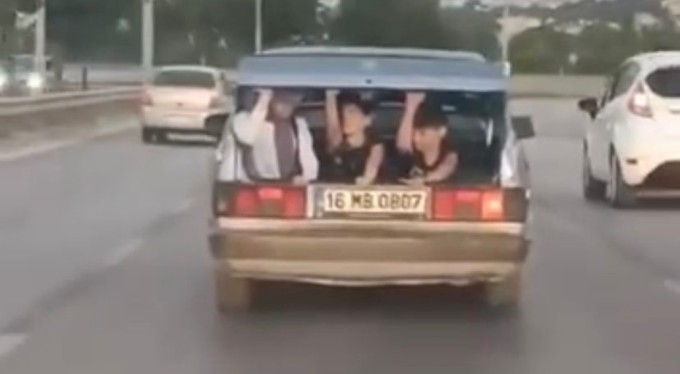 Bursa'da tehlikeli anlar: Bagajda 3 kişi, motosiklette 4 kişi