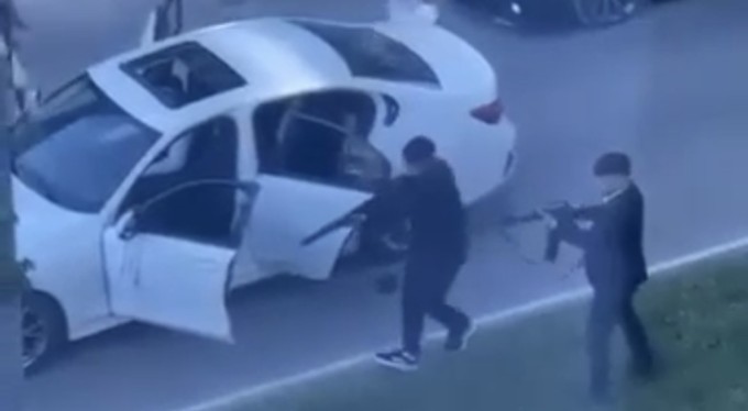 Düğün eğlencesi savaş alanına döndü! Bursa'da trafiği kesip uzun namlulu silahla böyle ateş açtılar