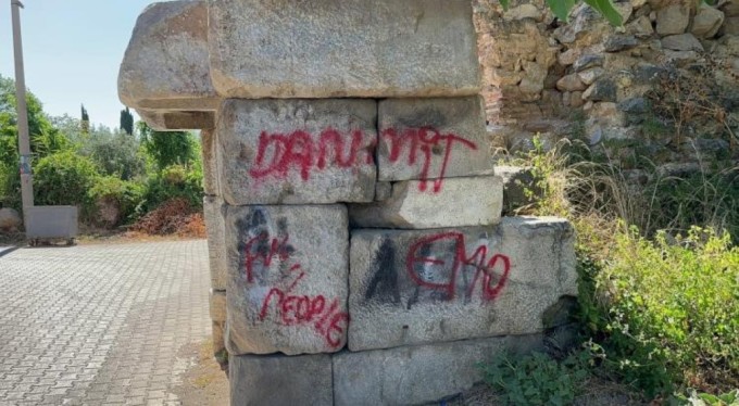 Bursa'da 2 bin yıllık tarihi surlara sprey boya ile yazı yazdılar