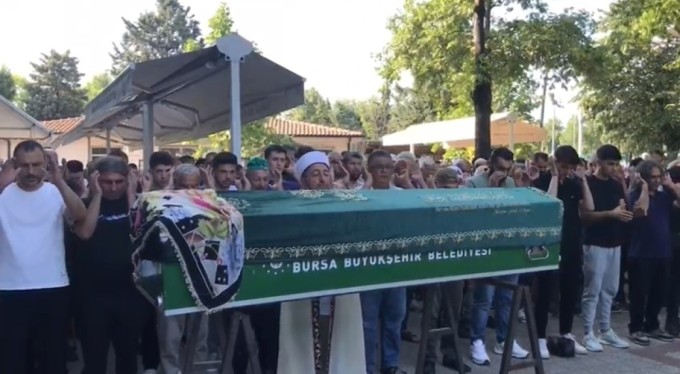 Doktora gittikten sonra evinde ölü bulunan kadın son yolculuğuna uğurlandı