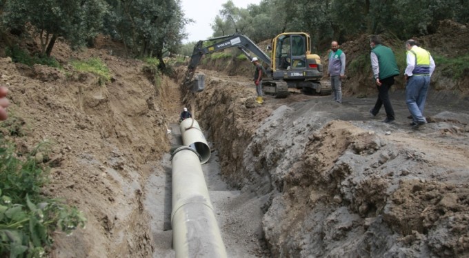 Boruların patlaması, çiftçiyi susuz bıraktı