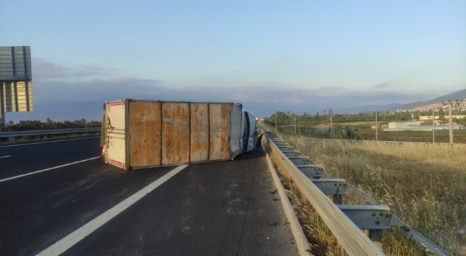 Lastiği patlayan kamyonet yola devrildi