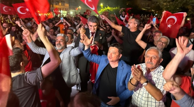 Başkan Aydın, galibiyet coşkusunu vatandaşlarla yaşadı