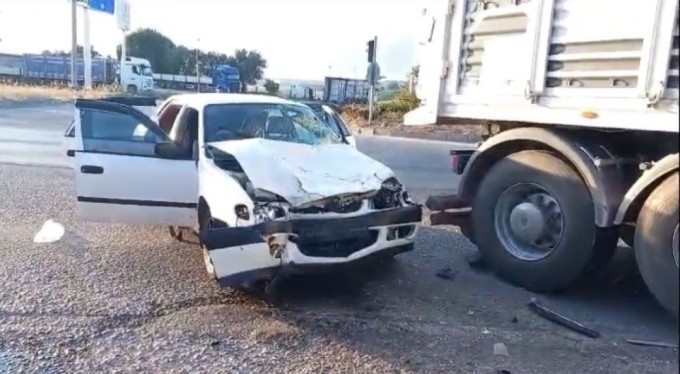 Otomobil kavşakta tıra çarptı