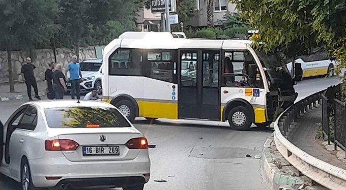 Bursa'da kaza yapan minibüs şoförü yaralandı