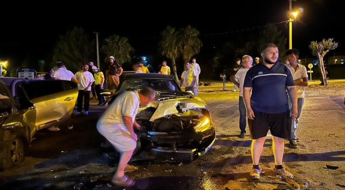 Bursa'da iki otomobil kafa kafaya çarpıştı: 3 yaralı