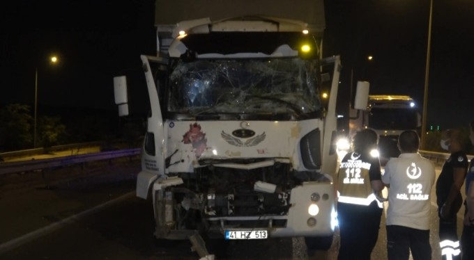 Tıra arkadan çarpan kamyonetin sürücüsü şoför kabininde sıkıştı