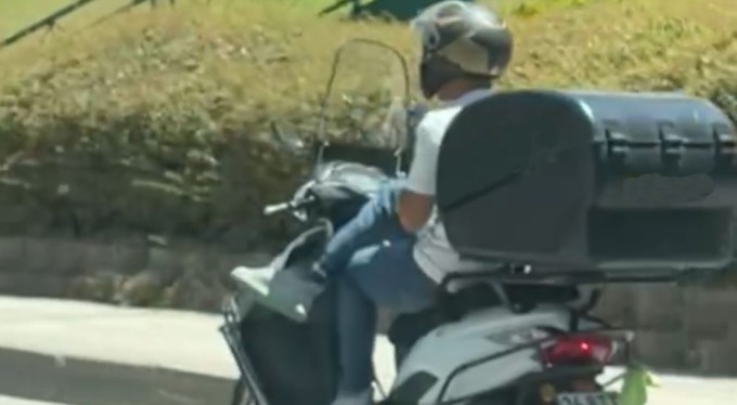 Bursa'da motokuryenin rahatlığı pes dedirtti, bacak bacak üstüne atarak seyretti