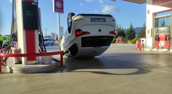 Bursa'da takla atan araç akaryakıt istasyonuna daldı, faciadan dönüldü