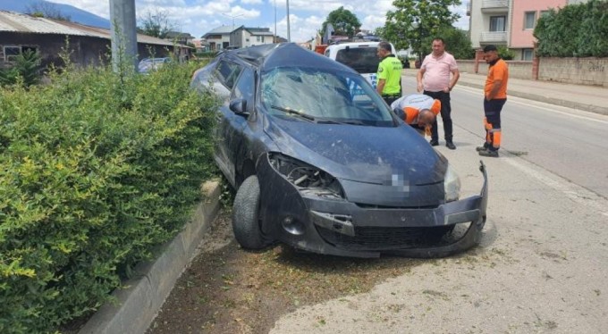 Aydınlatma direğine çarpıp devrildi