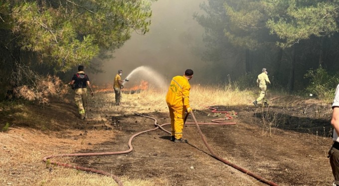 Bursa'da yangına müdahale eden ekipler alevlerin içinde kaldı