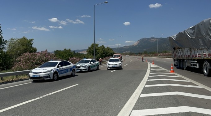 Bursa'da bir kişinin öldüğü kazada otomobilin motoru yerinden fırladı