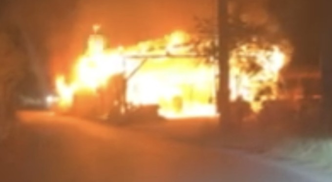 Bursa'da korkutan yangın! Kereste deposu alevler içinde kaldı