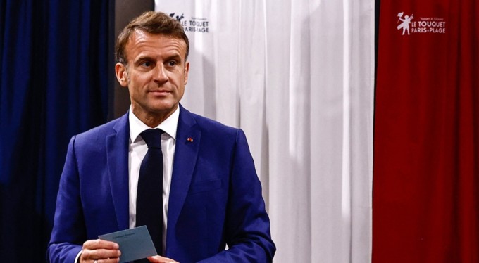 Macron: "Aşırı sağa tek bir oy bile verilmemeli"