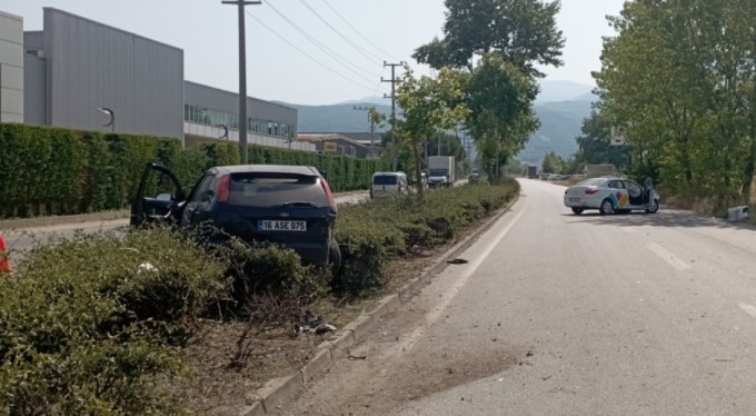 Bursa'da iki otomobilin karıştığı kazada 1 kişi yaralandı