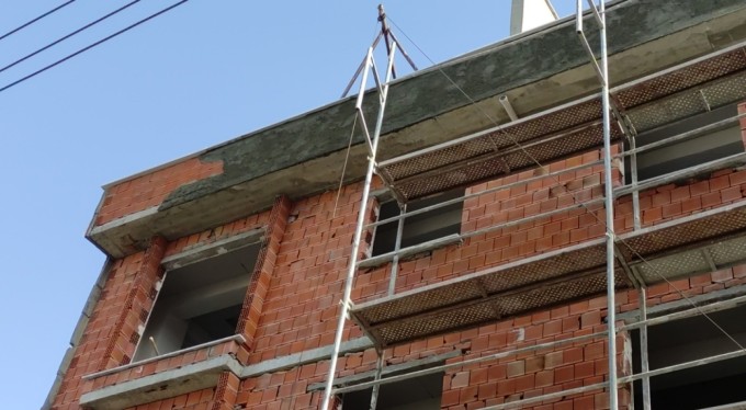 Bursa'da inşaat iskelesi yüksek gerilim hattının üzerine devrildi: Son anda atlayıp kurtuldu