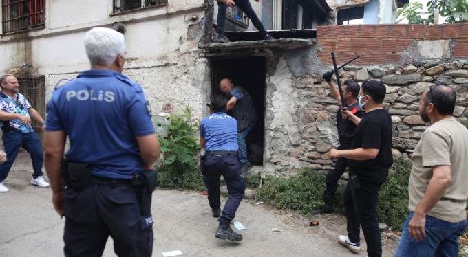 Bursa'da çöp evde yaşayan akli dengesi yerinde olmayan şahıs, kendisini ikna etmeye gelen polisi bıçakladı