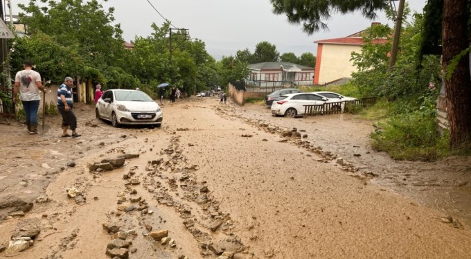 2 saatlik sağanak yağış ve dolu Bursa'da hayatı durma noktasına getirdi