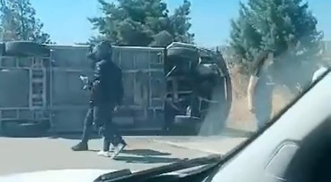 Bursa'da direksiyon hakimiyetini kaybeden minibüs devrildi