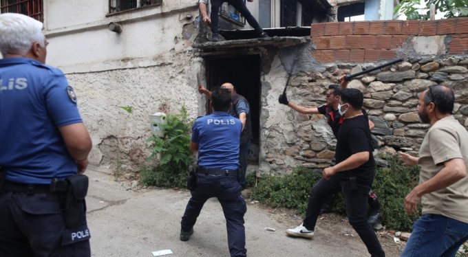 Bursa'da çöp evini temizletmeyip polisi bıçaklayan şahsa psikolojik tedavi