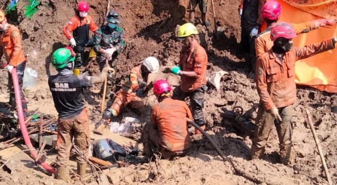 Endonezya'da altın madeninde toprak kayması: 10 ölü, 40 kayıp