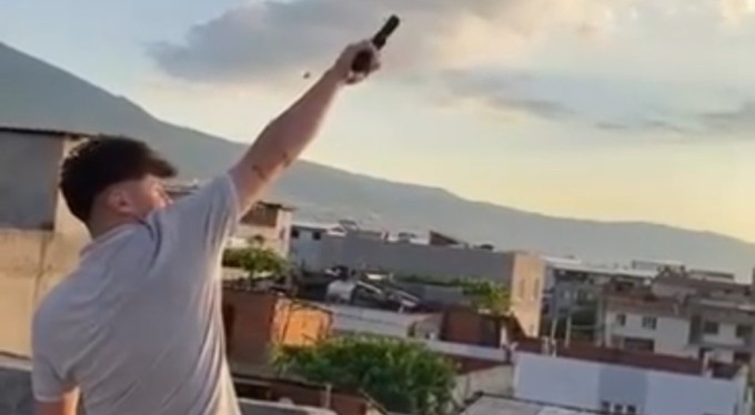 Bursa'da kurusıkı tabanca ile havaya defalarca ateş açtı