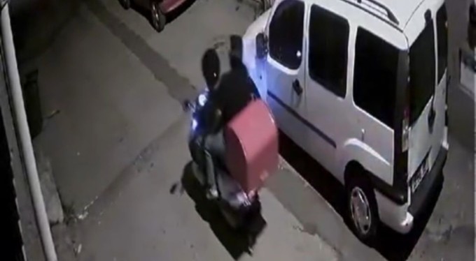 Bursa'da park halindeki aracın aynasını kırdılar