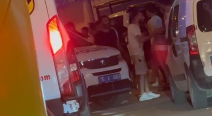 Bursa'da husumetli kişiler arasında çıkan kavgayı polis ayırdı