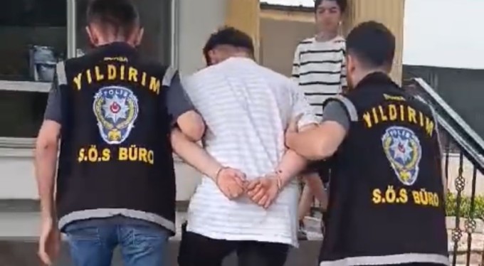 Bursa'da evinin çatısından tabanca ile havaya defalarca ateş açan şüpheli yakalandı