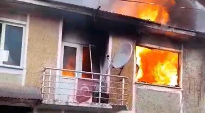 Bursa'da alev alev yanan evde mahsur kalan yaşlı kadını komşuları kurtardı