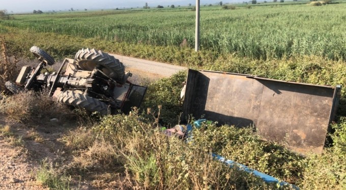 Mevsimlik işçileri taşıyan traktör devrildi : 1 ölü 4 yaralı