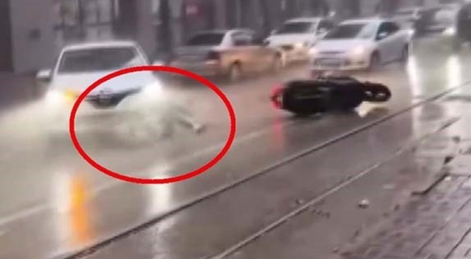 Bursa'da yağmurun şiddetini çekerken az kalsın motokuryenin öldüğü kazayı çekecekti