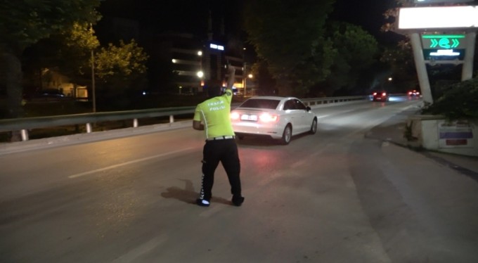 Bursa'da ne 'dur' ikazına, ne uyarı ateşine aldırış etti, geri vitese takıp kaçtı