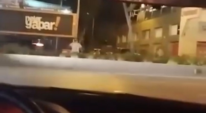 Bursa'da karşıdan karşıya geçen alkollü adama otomobil çarptı