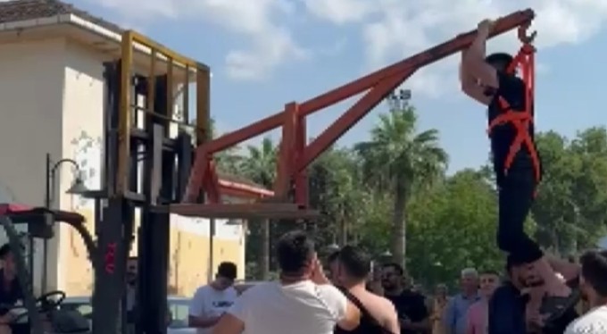 Bursa'da damadı forklifte astılar, bahçe hortumuyla yıkadılar