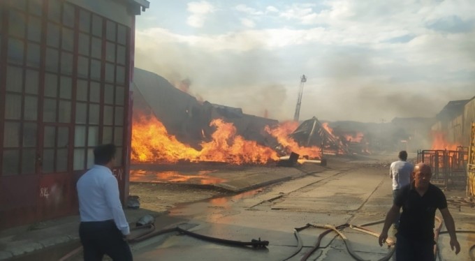 Bursa'da kereste fabrikası alev alev yanıyor