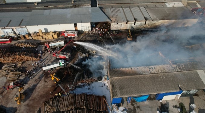 Bursa'da kereste fabrikasındaki yangın iş yerlerine sıçradı, olay yeri havadan görüntülendi
