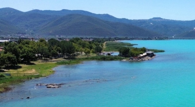 Turkuaz renge bürünen İznik Gölü kendine hayran bıraktı