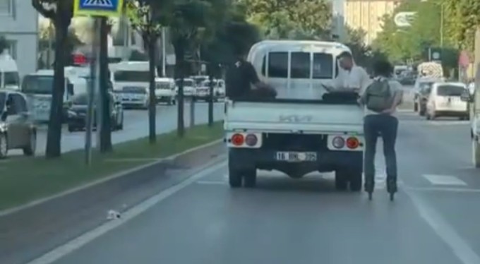 Bursa'da açık kasa kamyonetin arkasında ölümüne yolculuk