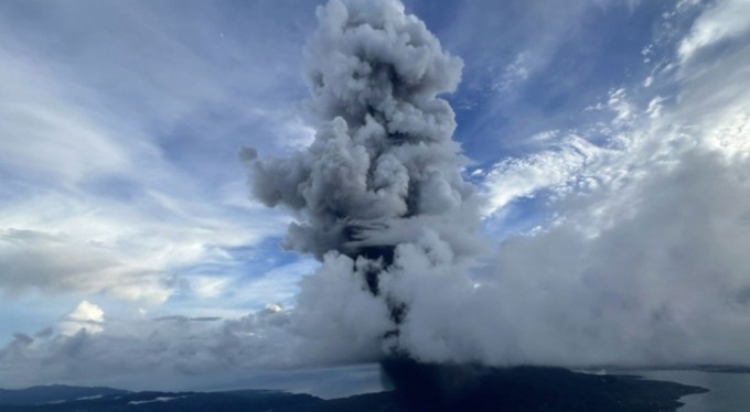 Japonya'da yanardağıdaki volkanik hareketlilik kokpitten görüntülendi