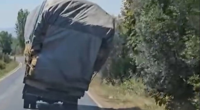 Bursa'da aşırı yükle seyreden kamyonet trafiği tehlikeye attı