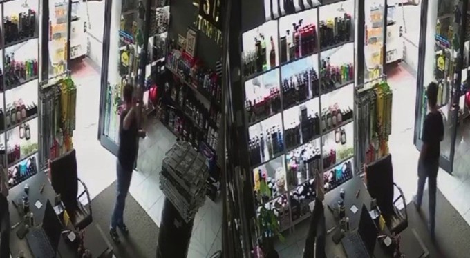 Küçük çocuktan örnek davranış! Görevlinin uyuduğunu gördü, aldığı ürünü kameraya gösterip parasını bıraktı