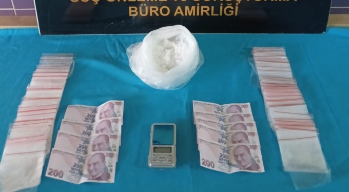 Bursa'da dur ihtarına uymayıp polisten kaçtı, araca çarparak devrilen motosikletten uyuşturucu çıktı