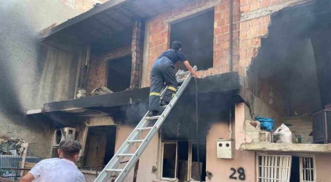 Kadın kocasına kızıp evi ateşe verdi, kendi de yandı