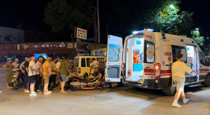 Otomobille çarpışan motosikletli kurye yaralandı