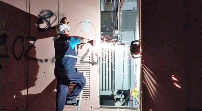 Afrika sıcaklıkları sonrası trafolara fan yerleştirildi