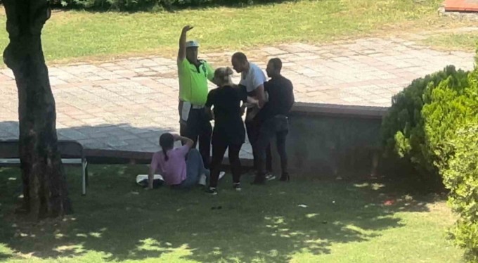 Boşanma aşamasındaki eşini valilik önünde boğmaya çalıştı