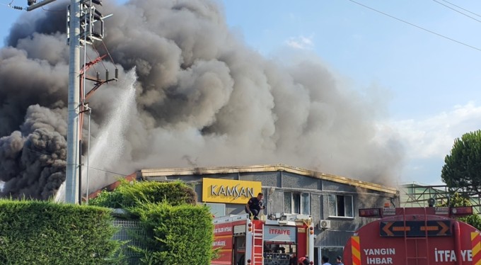 Bursa'da sandalye fabrikasında yangın