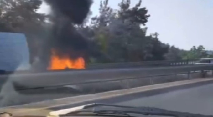 Bursa'da otomobil alev alev yandı